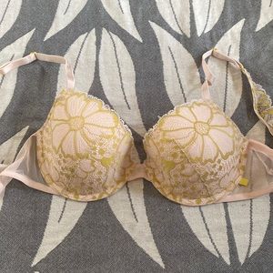Victoria’s Secret 32D bra